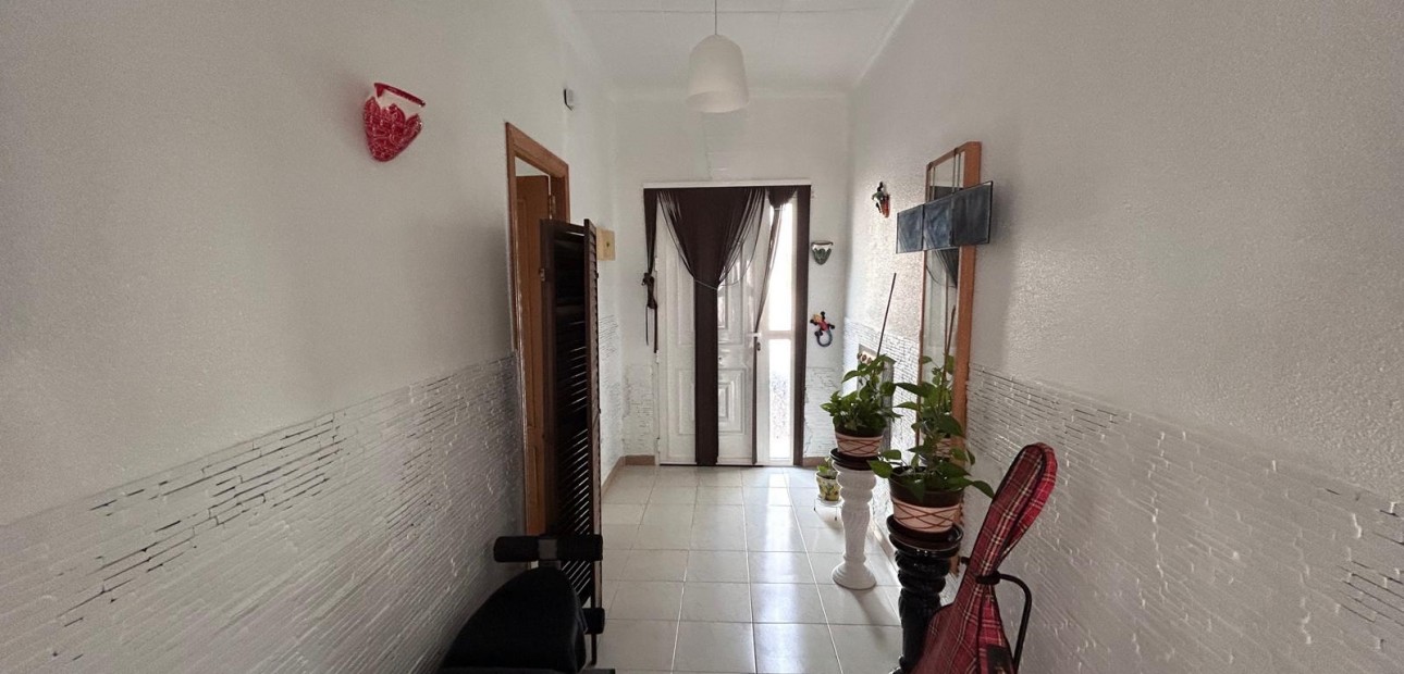 Venta - House -
Jacarilla