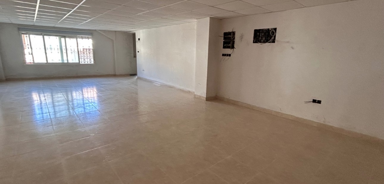 Venta - Commercial (6) -
Jacarilla