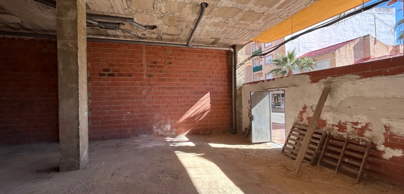 Venta - Commercial (6) -
Jacarilla