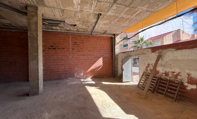 Venta - Commercial (6) -
Jacarilla