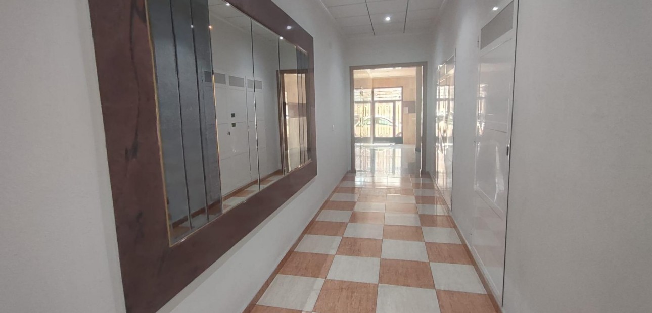 Herverkoop - Appartement / flat -
Torrevieja - Estacion de autobuses