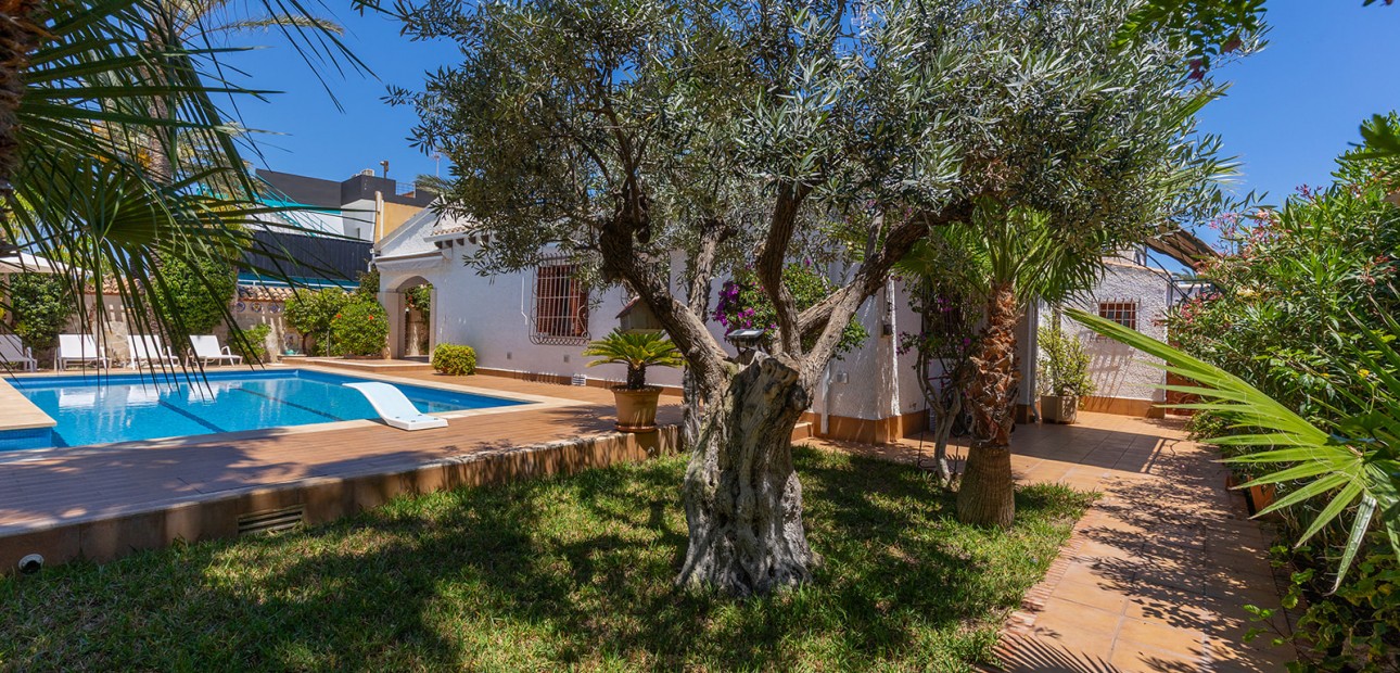 Herverkoop - Detached Villa -
Orihuela Costa - Punta Prima
