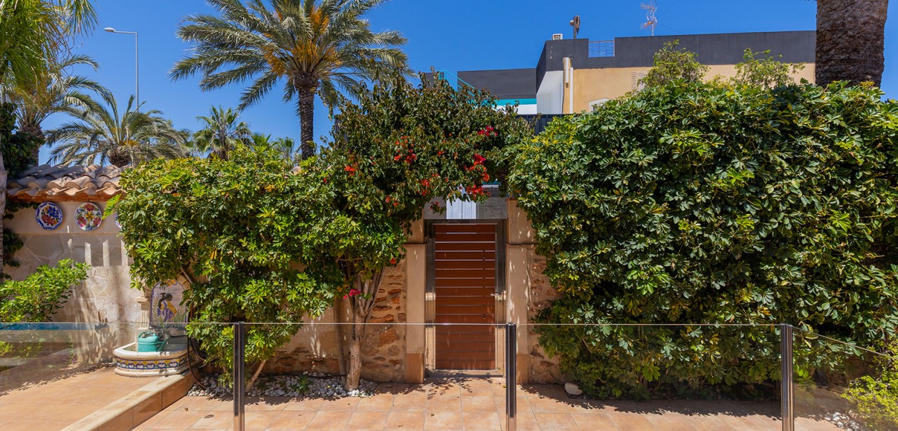 Herverkoop - Detached Villa -
Orihuela Costa - Punta Prima