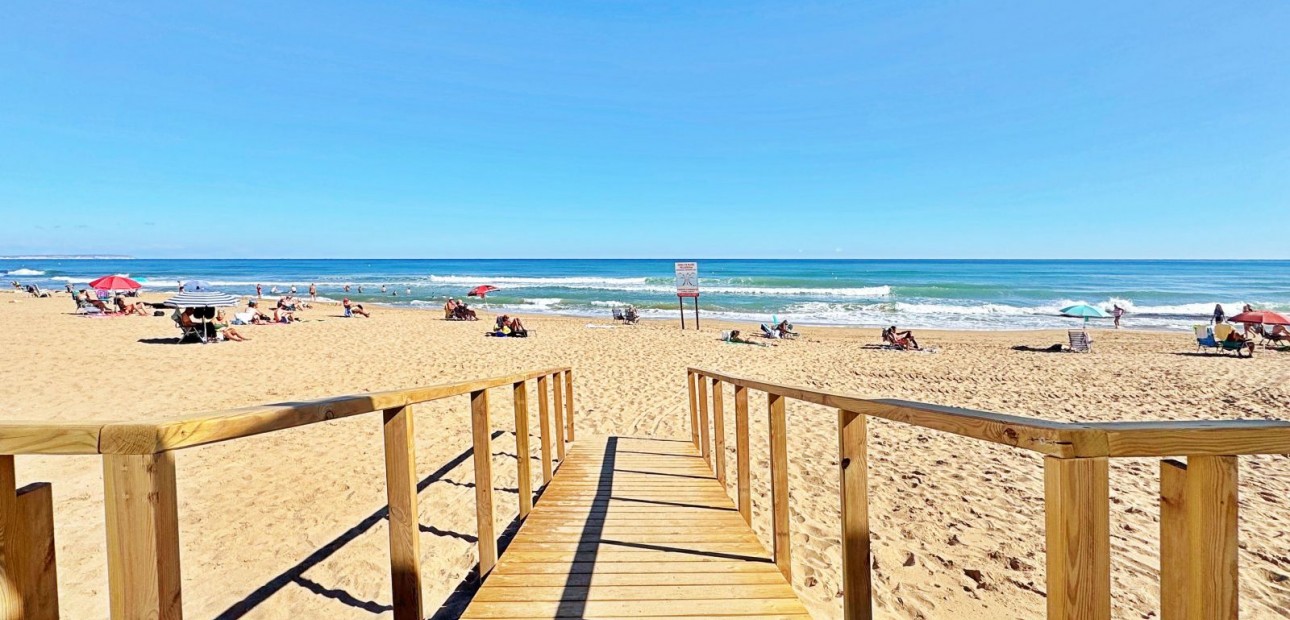 Herverkoop - Appartement / flat -
La Mata - La Mata - Town