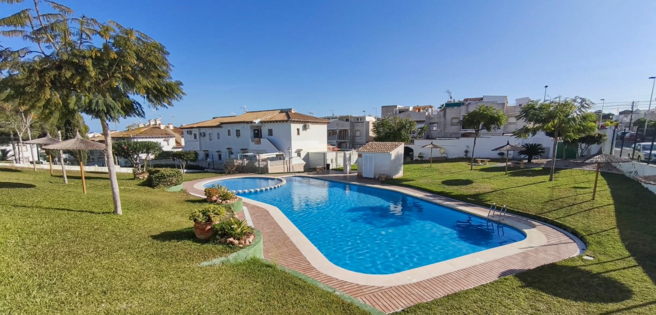 Herverkoop - Herenhuis -
Torrevieja - Lago Jardin