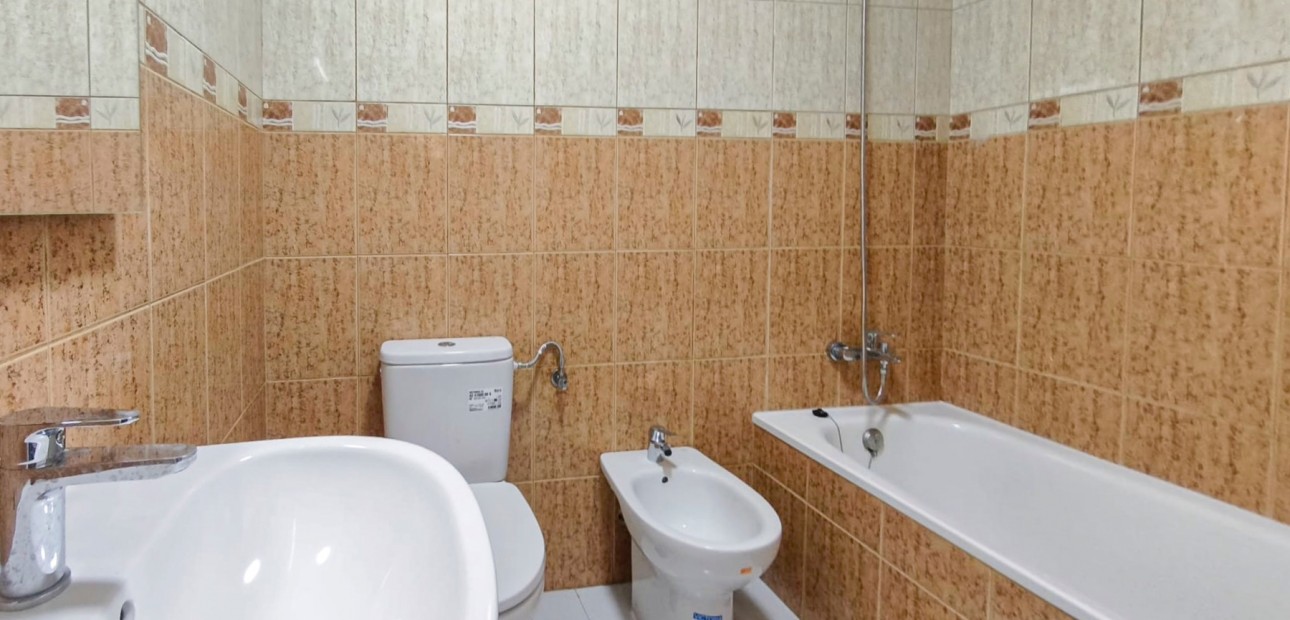 Herverkoop - Herenhuis -
Torrevieja - Lago Jardin