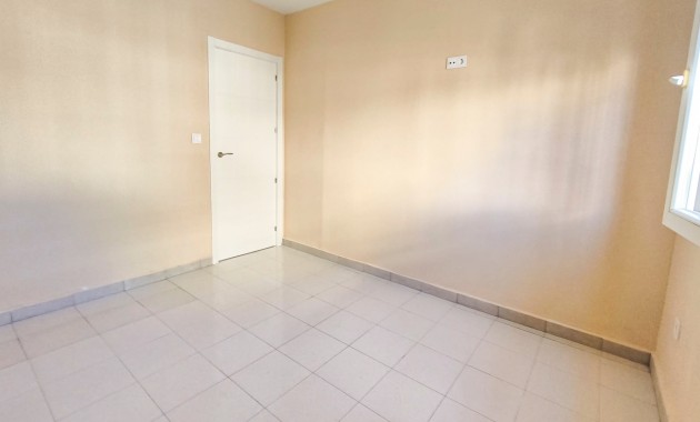 Herverkoop - Herenhuis -
Torrevieja - Lago Jardin