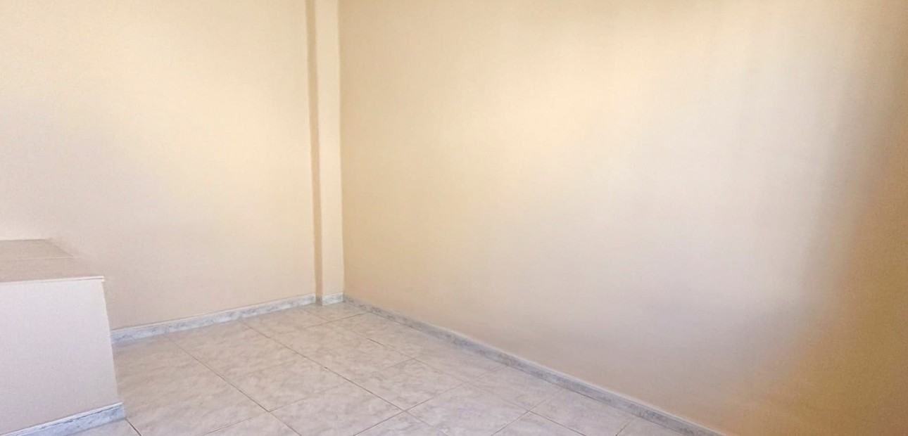 Herverkoop - Herenhuis -
Torrevieja - Lago Jardin