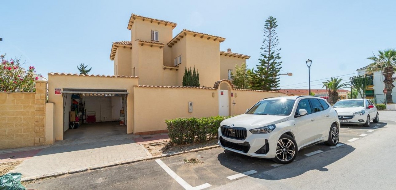 Sale - Villa -
Torrevieja - La Mata