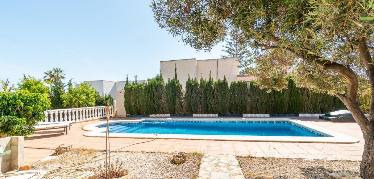 Sale - Villa -
Torrevieja - La Mata