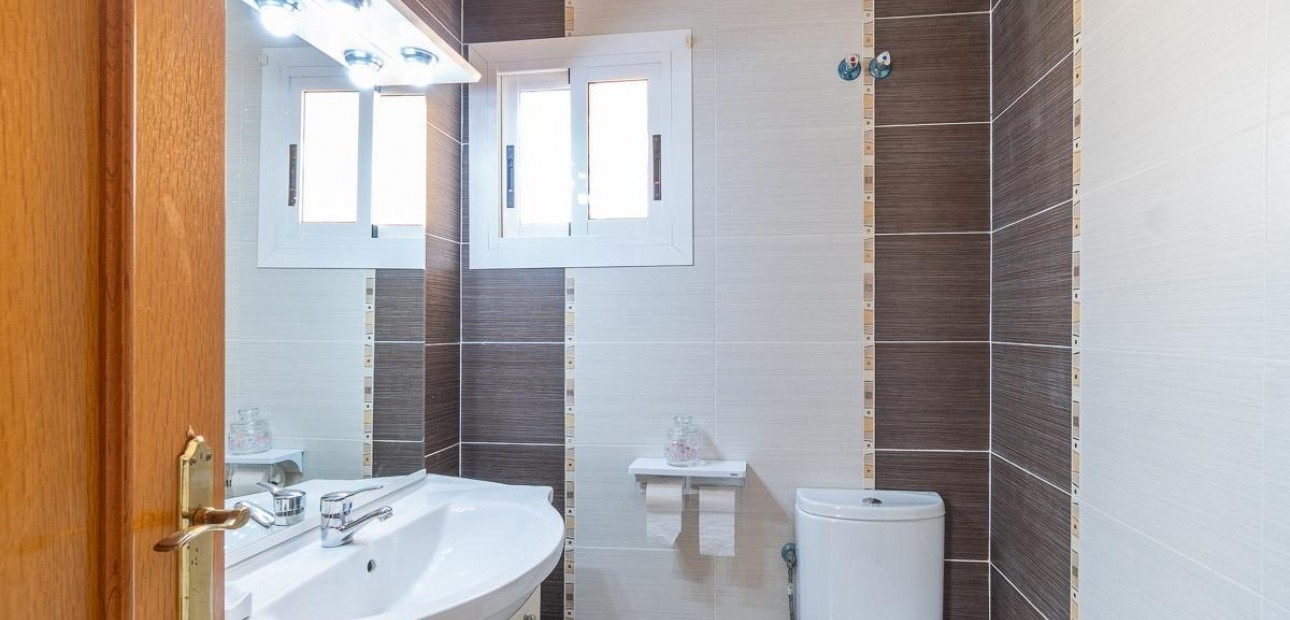 Sale - Villa -
Torrevieja - La Mata