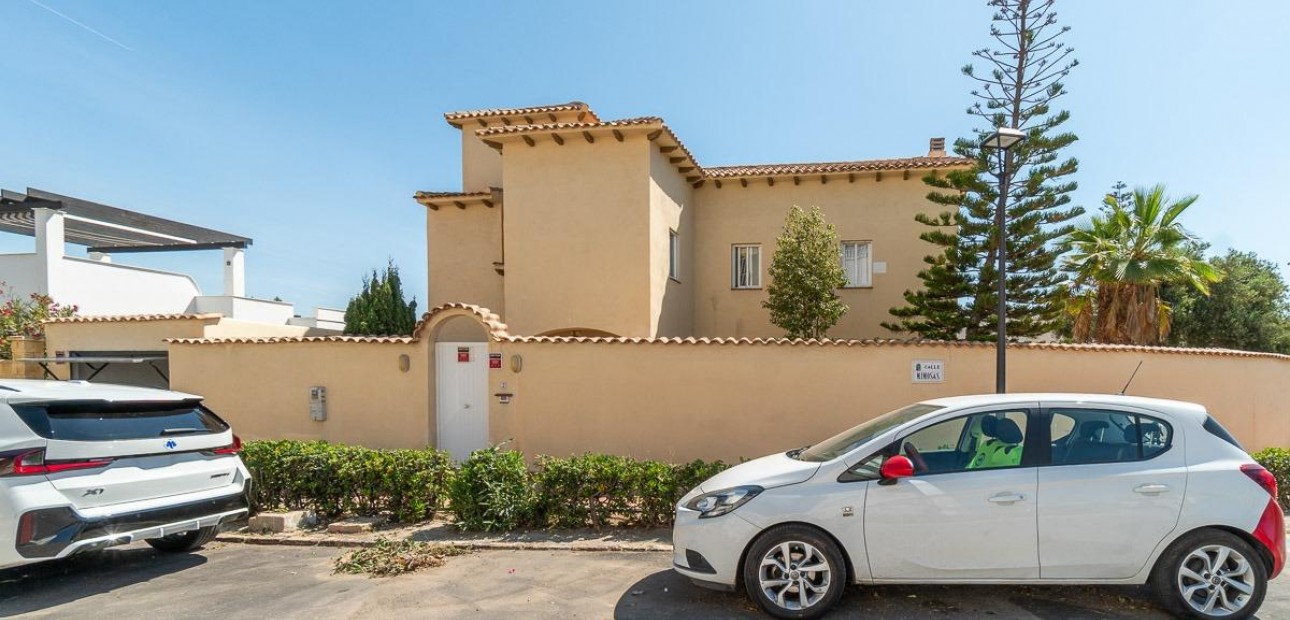 Sale - Villa -
Torrevieja - La Mata