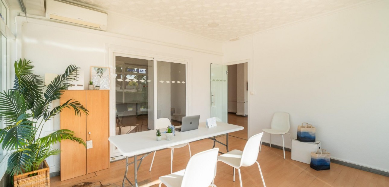 Verhuur - Commercial Unit -
Orihuela Costa - La Zenia