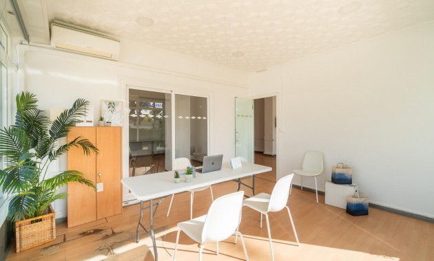 Verhuur - Commercial Unit -
Orihuela Costa - La Zenia