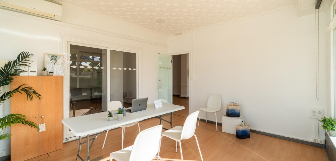 Verhuur - Commercial Unit -
Orihuela Costa - La Zenia