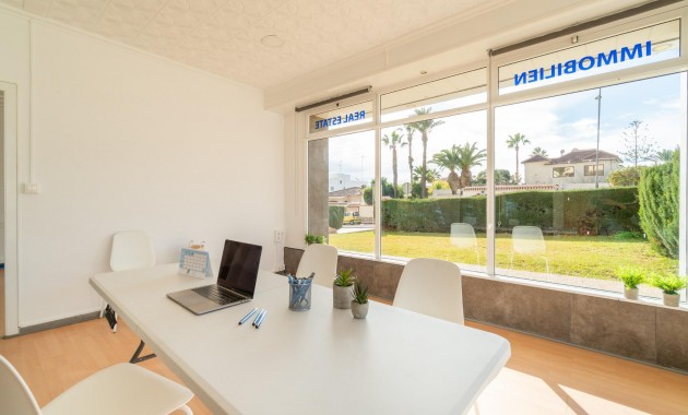 Verhuur - Commercial Unit -
Orihuela Costa - La Zenia