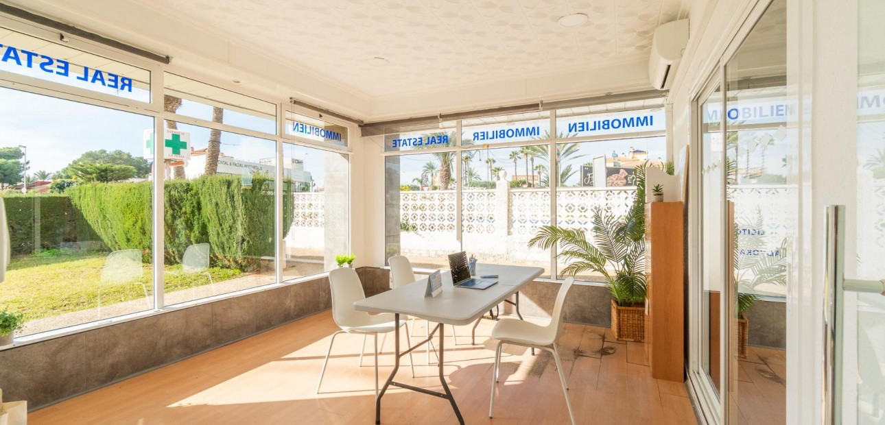 Verhuur - Commercial Unit -
Orihuela Costa - La Zenia