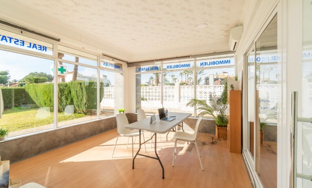 Verhuur - Commercial Unit -
Orihuela Costa - La Zenia