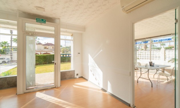 Verhuur - Commercial Unit -
Orihuela Costa - La Zenia