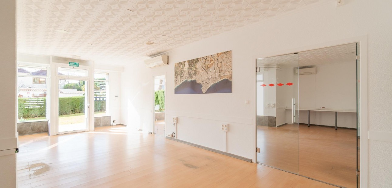 Verhuur - Commercial Unit -
Orihuela Costa - La Zenia