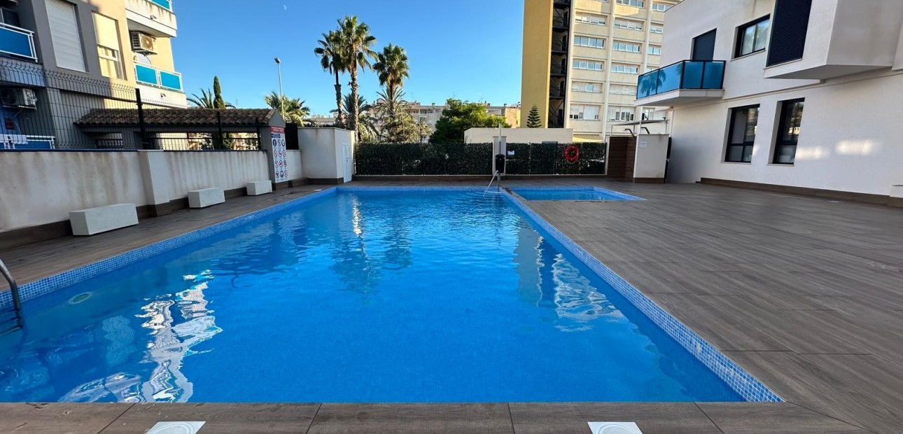 Sale - Apartment / flat -
Torrevieja - Calas Blancas