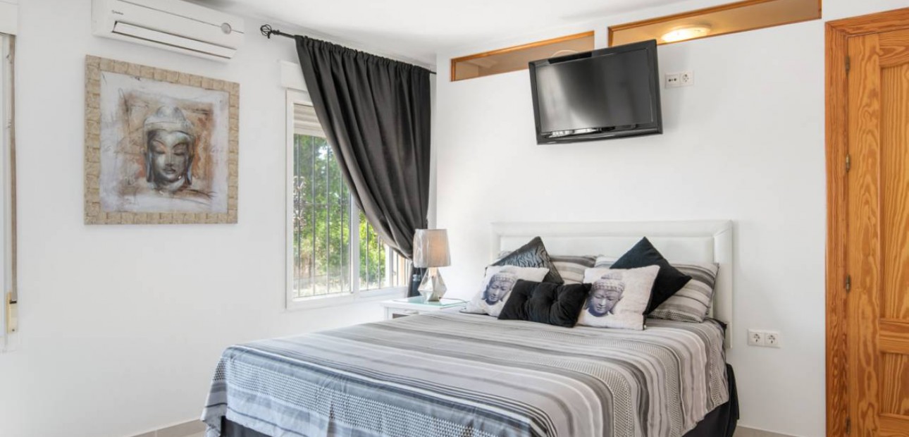 Venta - Finca / Country Property -
Catral