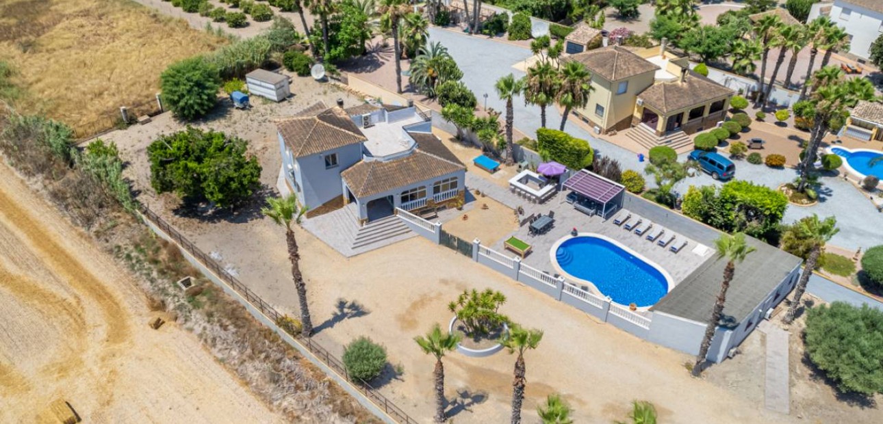 Venta - Finca / Country Property -
Catral