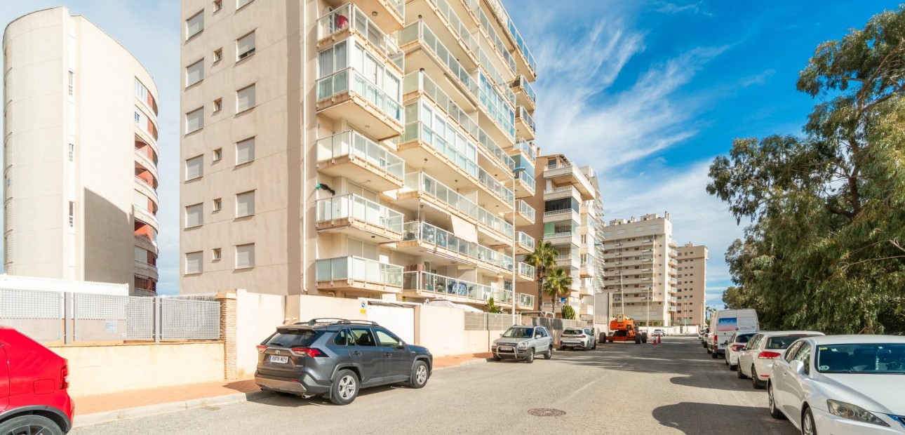 Sale - Apartment / flat -
Guardamar del Segura - Puerto Deportivo