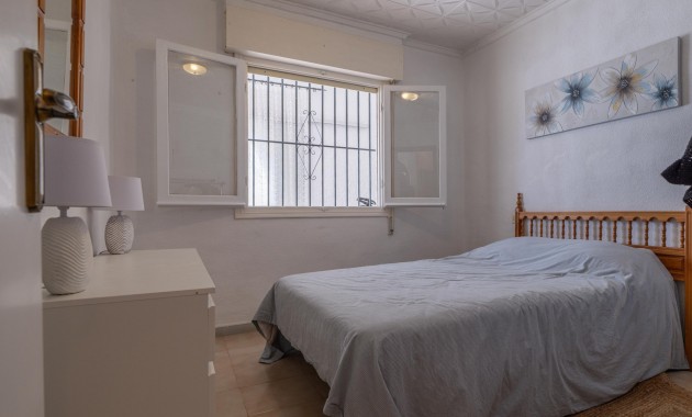 Herverkoop - Herenhuis -
Torrevieja - El Chaparal