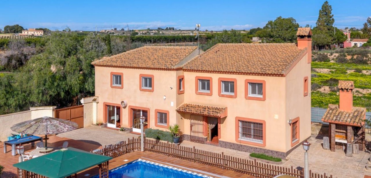 Venta - Finca / Country Property -
Los Montesinos