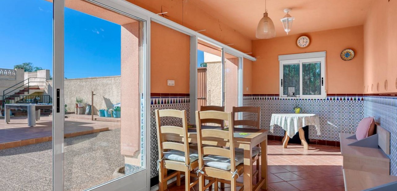 Venta - Finca / Country Property -
Los Montesinos