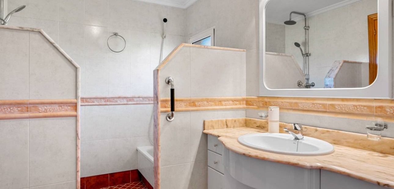 Venta - Finca / Country Property -
Los Montesinos