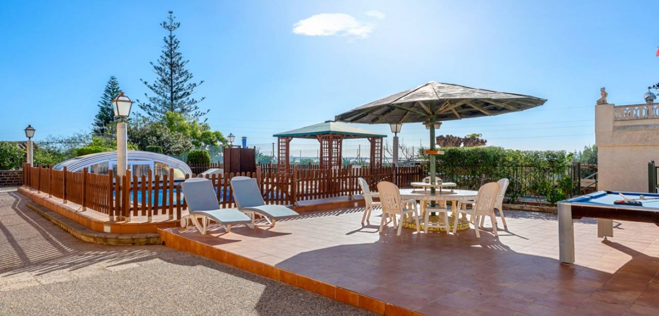 Venta - Finca / Country Property -
Los Montesinos