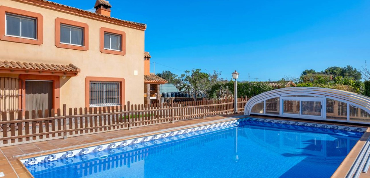 Venta - Finca / Country Property -
Los Montesinos