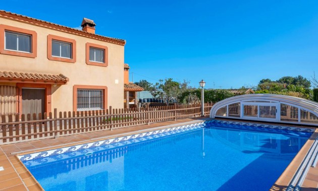 Venta - Finca / Country Property -
Los Montesinos