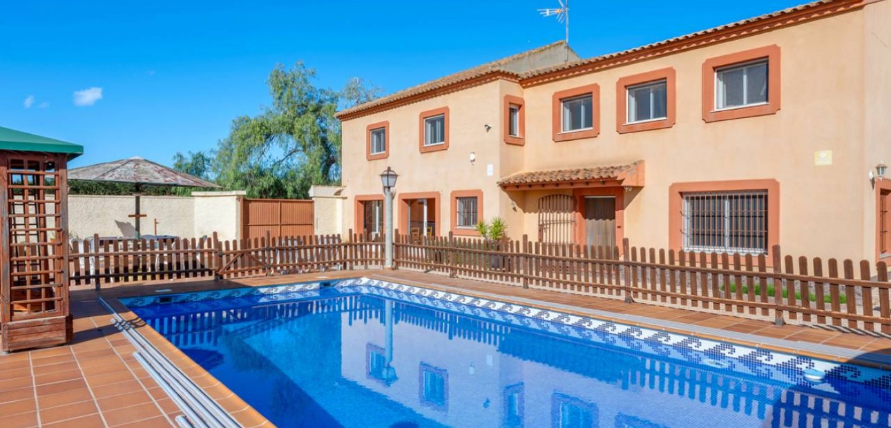 Venta - Finca / Country Property -
Los Montesinos