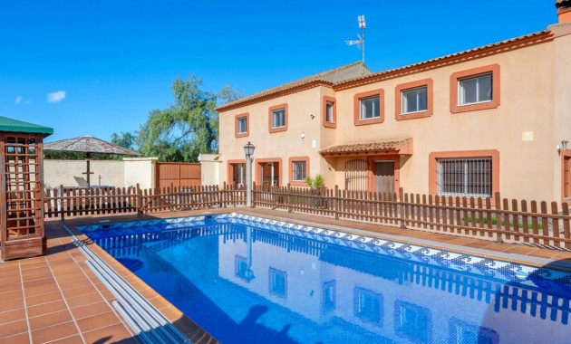 Venta - Finca / Country Property -
Los Montesinos