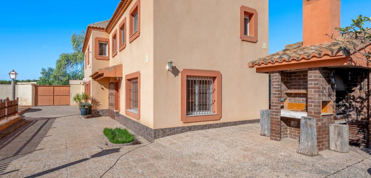 Venta - Finca / Country Property -
Los Montesinos