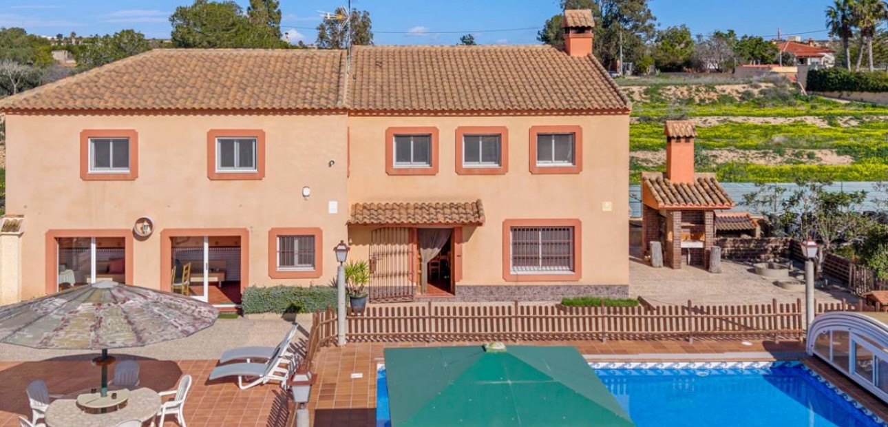 Venta - Finca / Country Property -
Los Montesinos