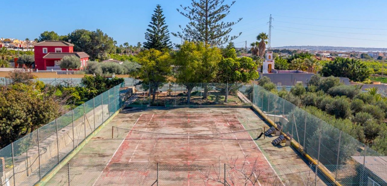 Venta - Finca / Country Property -
Los Montesinos