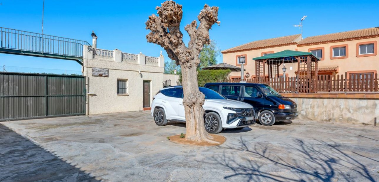 Venta - Finca / Country Property -
Los Montesinos