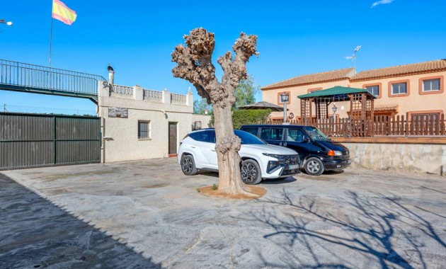 Venta - Finca / Country Property -
Los Montesinos