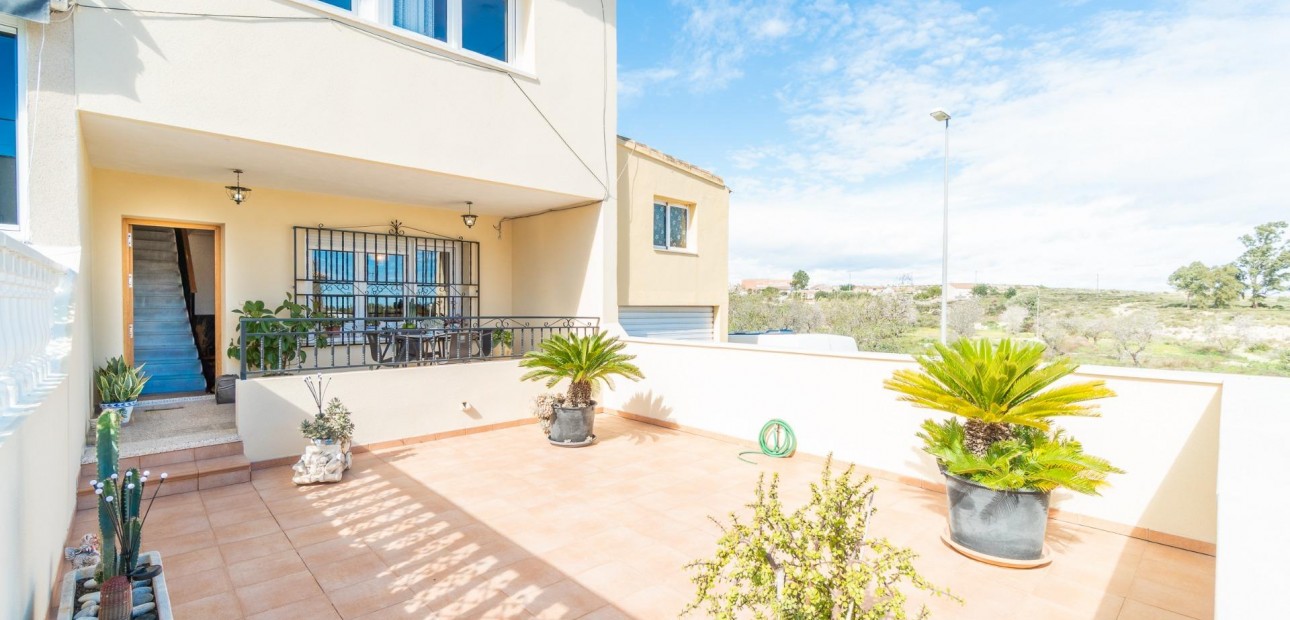Herverkoop - Terraced house -
Orihuela - Desamparados-Hurchillo-Torremendo