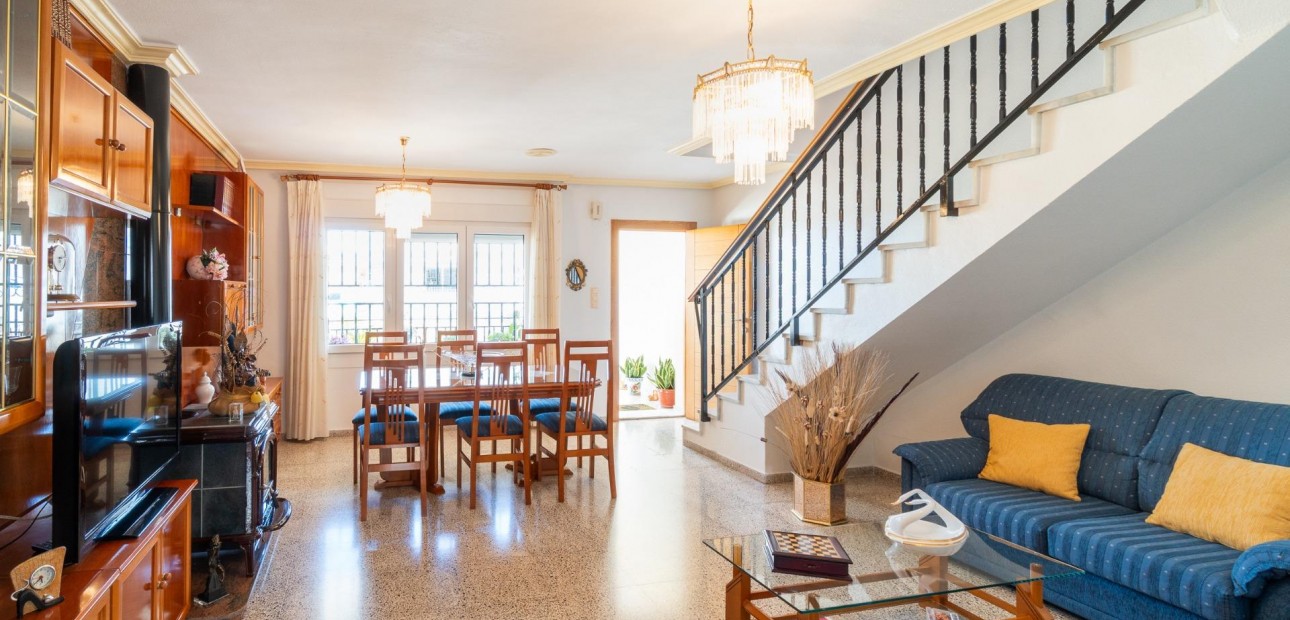 Herverkoop - Terraced house -
Orihuela - Desamparados-Hurchillo-Torremendo