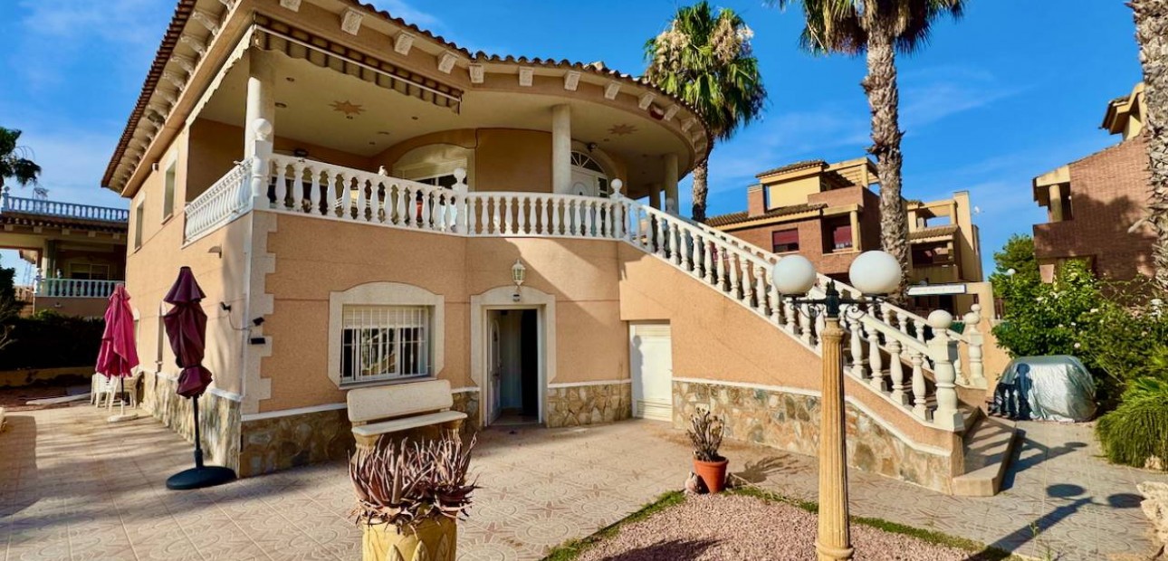 Sale - Villa -
Benferri