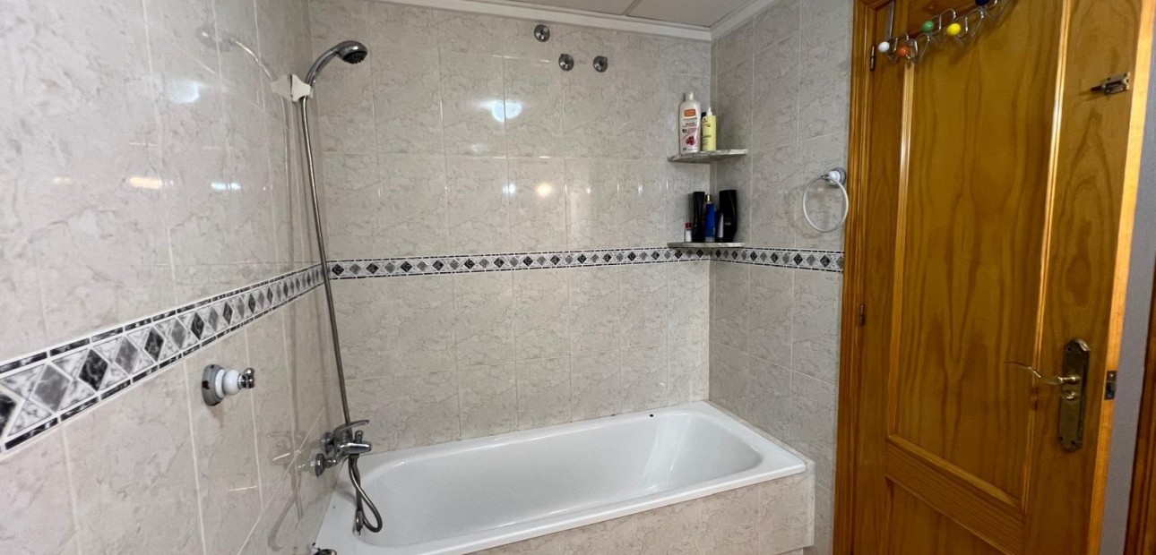 Herverkoop - Appartement / flat -
Torrevieja - Estacion de autobuses