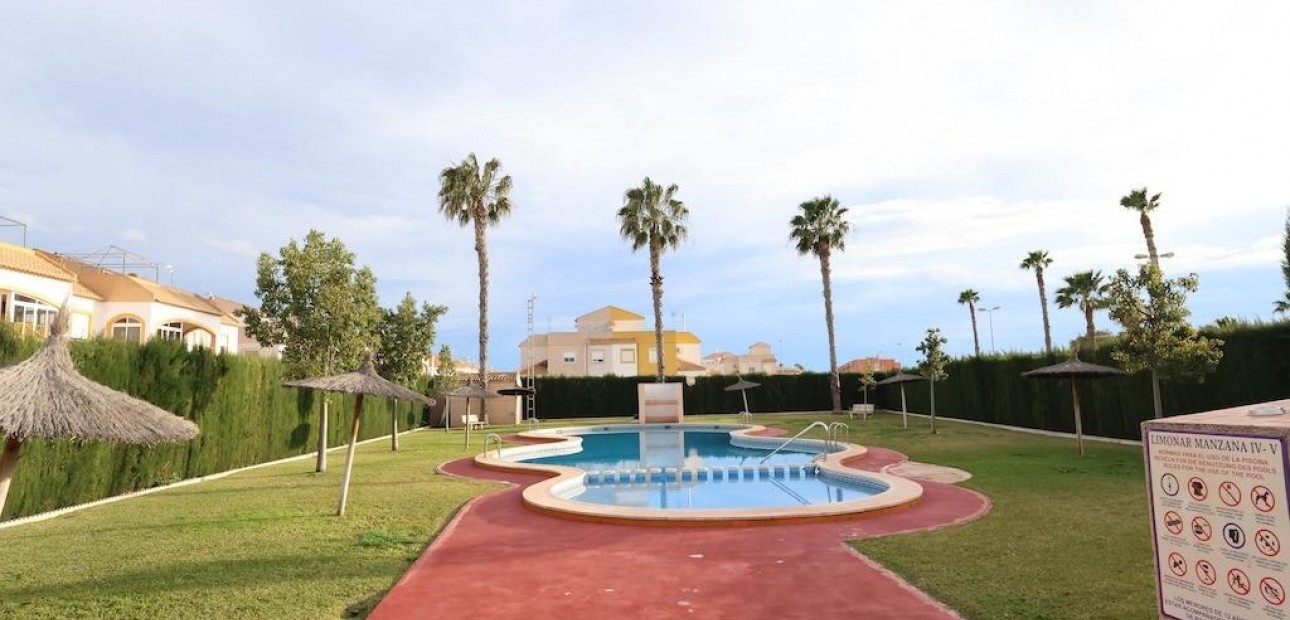 Herverkoop - Terraced house -
Torrevieja - El limonar