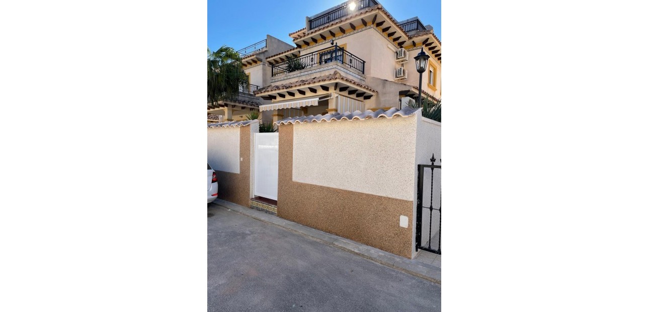 Herverkoop - Terraced house -
Torrevieja - La Siesta - El Salado - Torreta