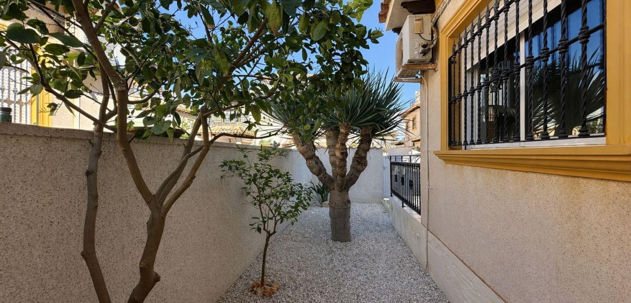 Herverkoop - Terraced house -
Torrevieja - La Siesta - El Salado - Torreta
