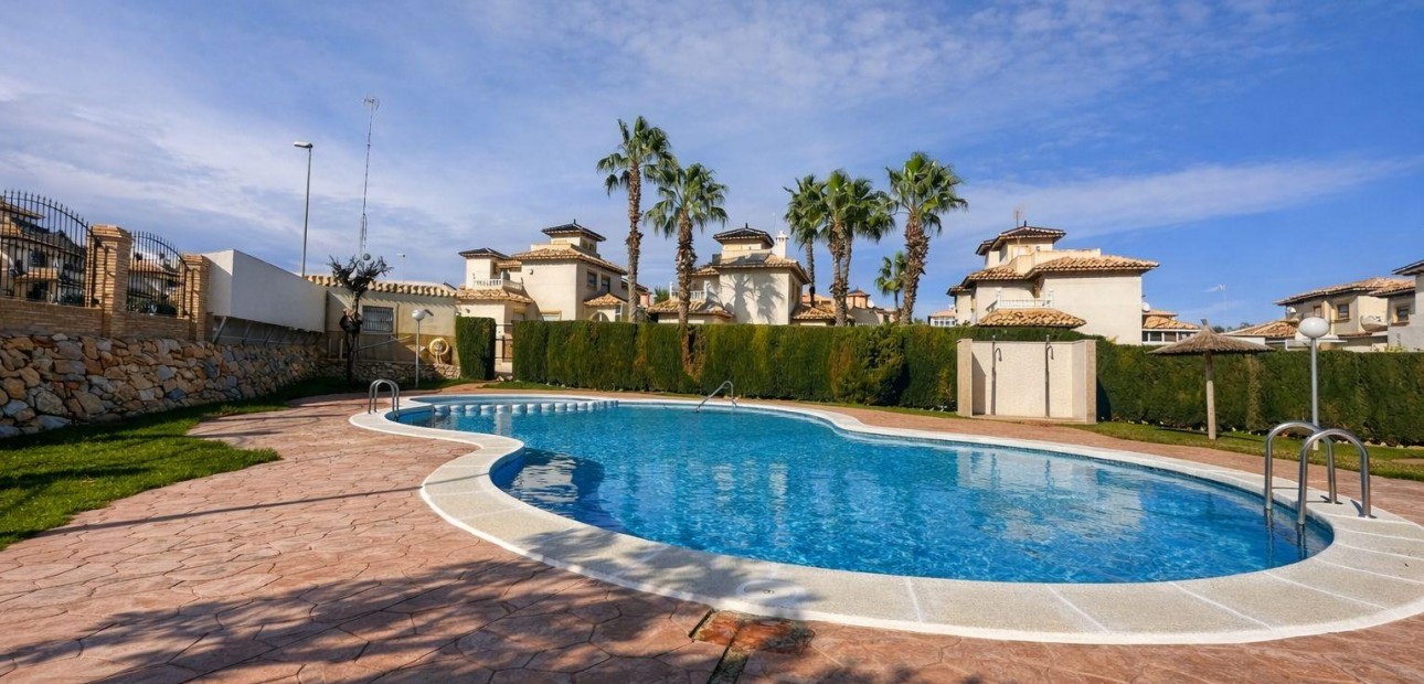Herverkoop - Terraced house -
Torrevieja - La Siesta - El Salado - Torreta